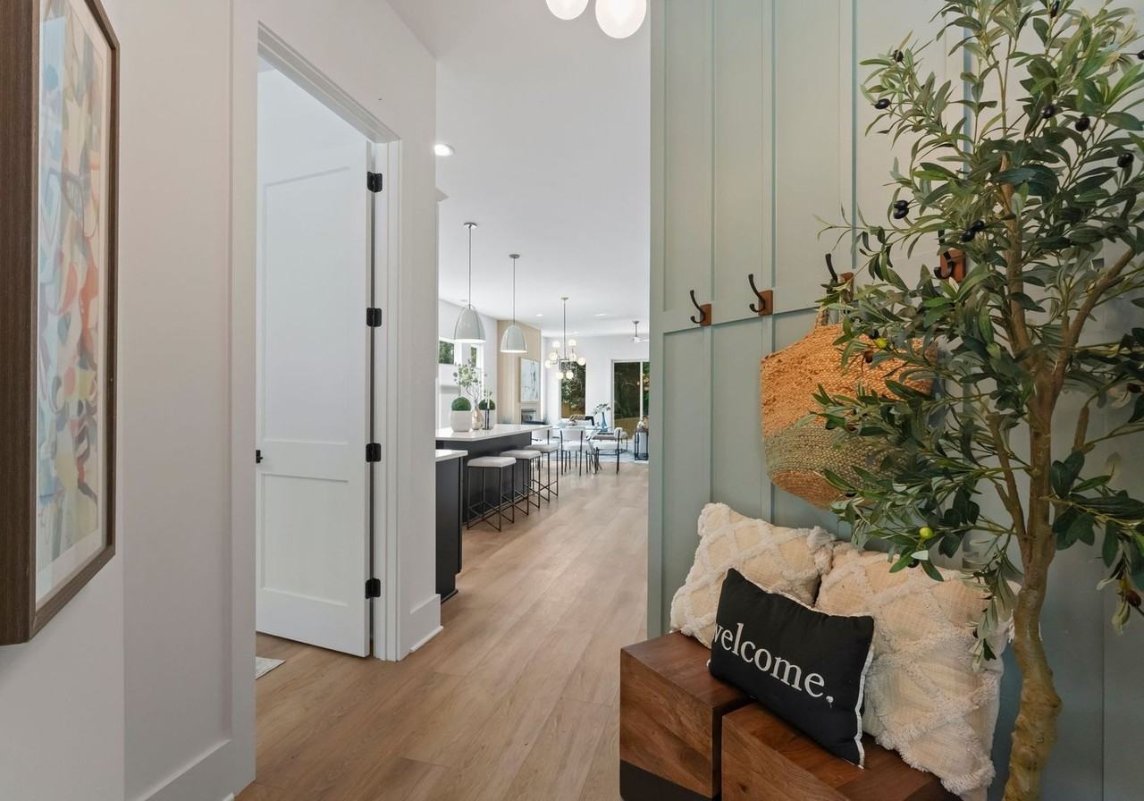 2010 Saint John Street - Photo 4 of 33