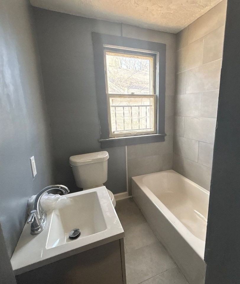 1372 Orgill Ave - Photo 2 of 5