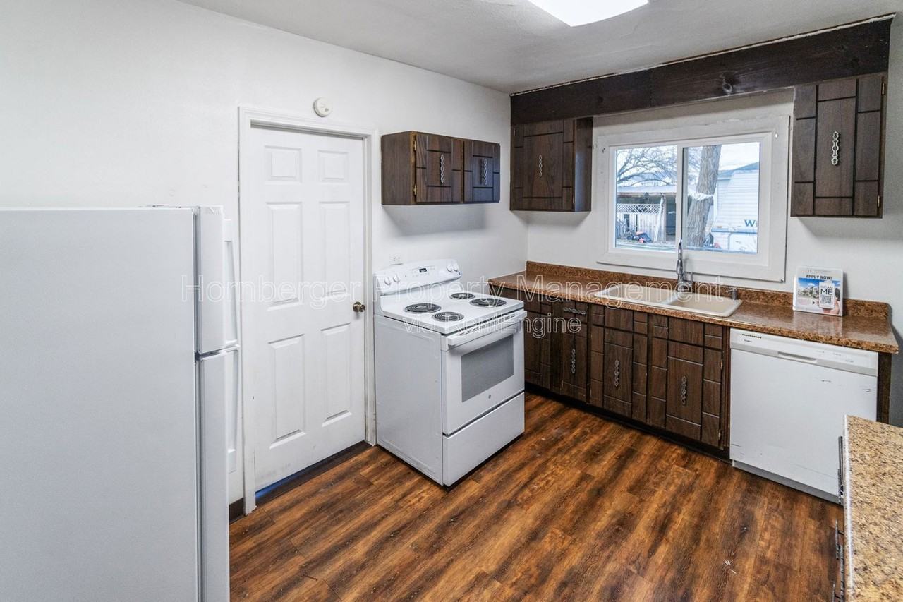 2911 East Rowan Avenue - Photo 3 of 22