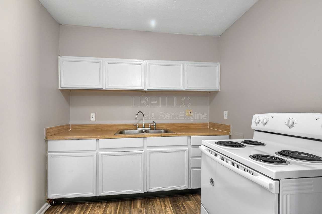 421 Poplar Level Court #401 - Photo 4 of 14