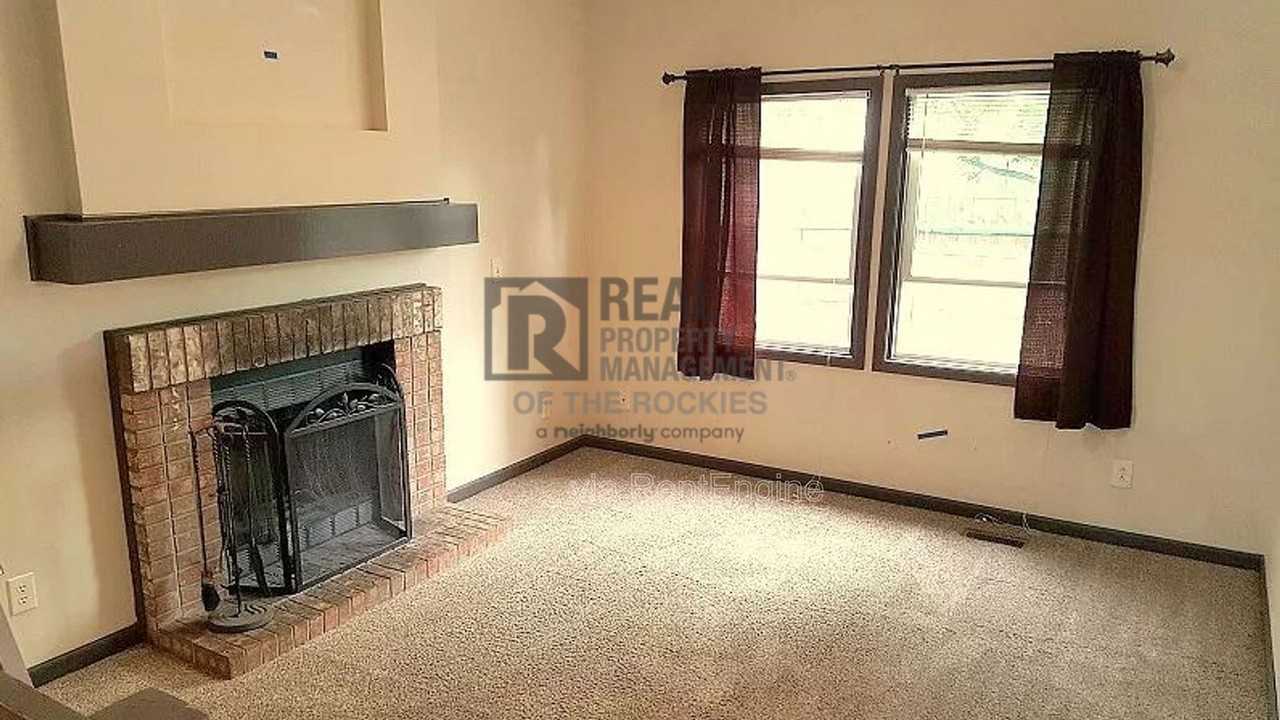 1599 Wellington Ct - Photo 5 of 15