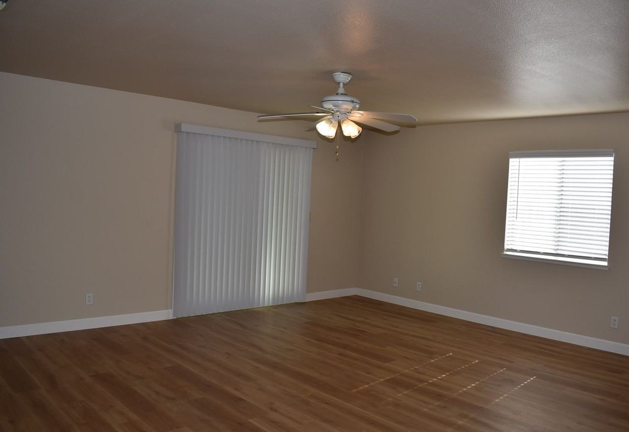 1037 Eisenhower Way - Photo 3 of 17