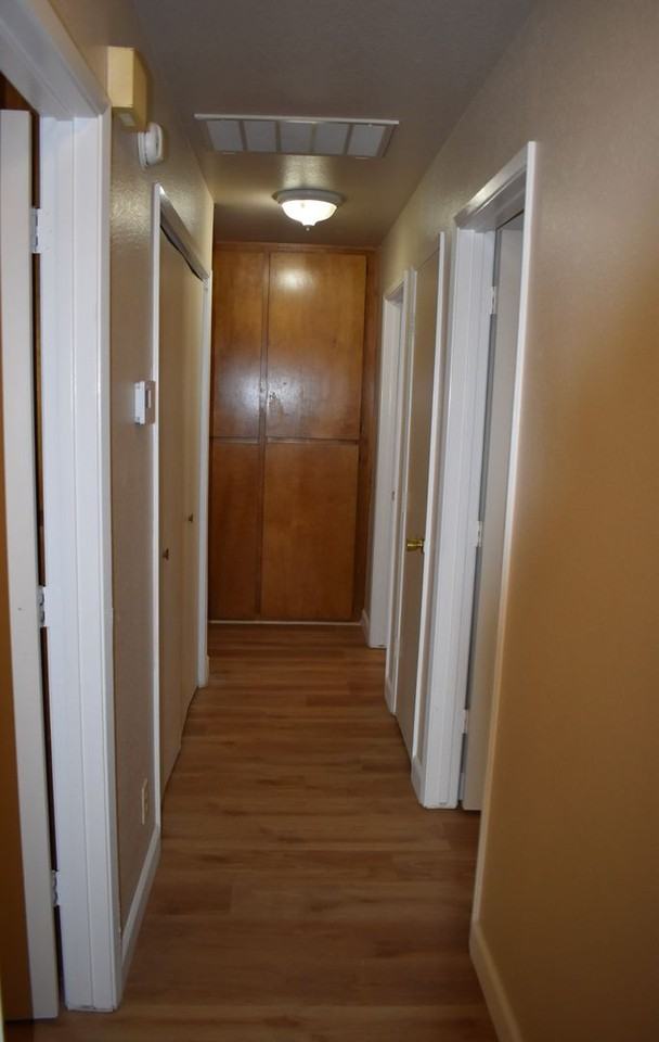 1037 Eisenhower Way - Photo 7 of 17