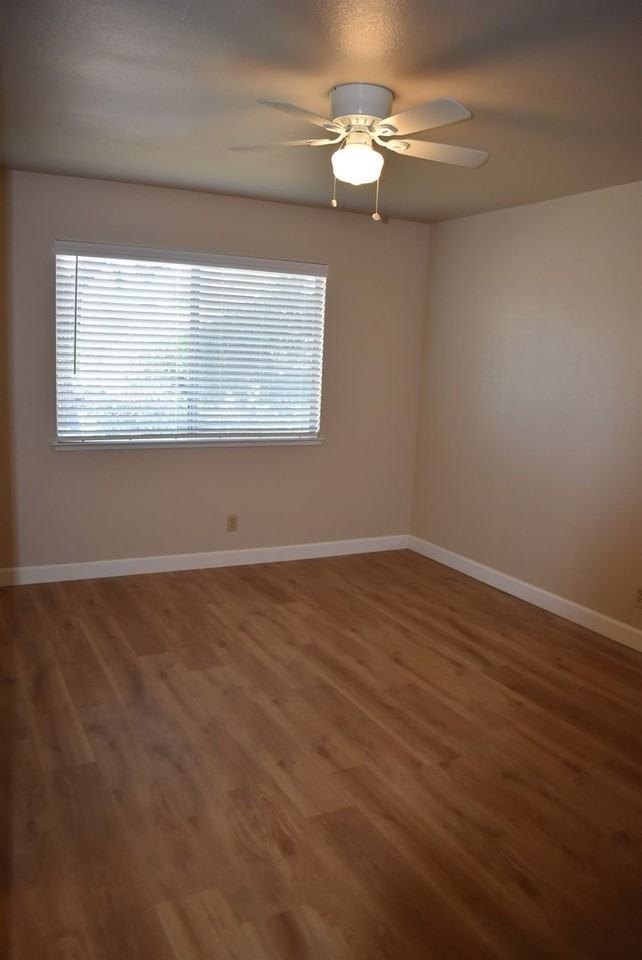 1037 Eisenhower Way - Photo 5 of 14