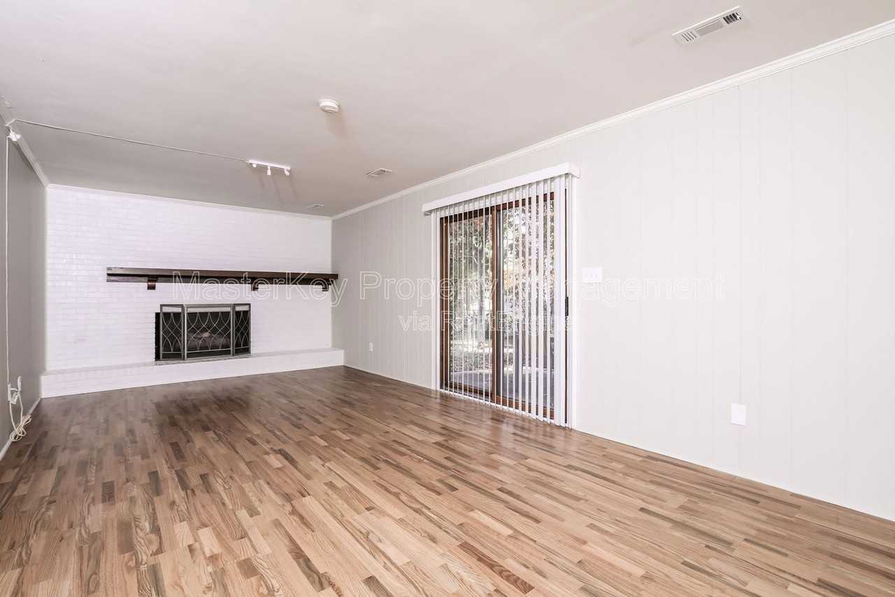 4017 Grimstead Ln - Photo 7 of 37