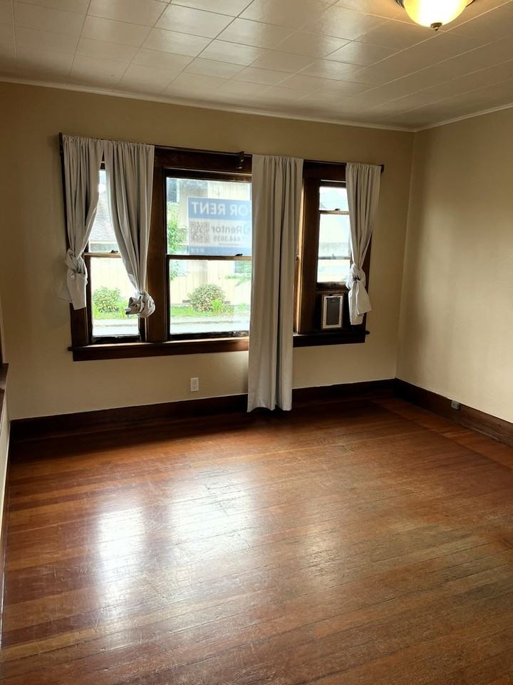 906 11th St - Photo 6 of 19