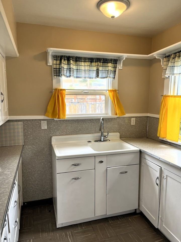 906 11th St - Photo 7 of 19