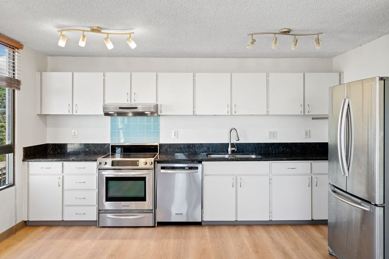 1517 Makiki St Apt 1517 #1402 - Photo 5 of 19