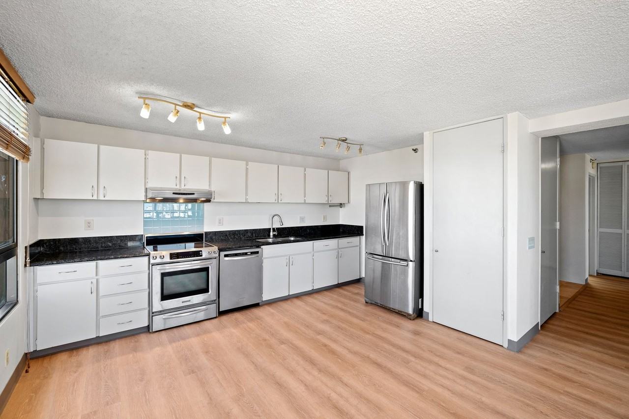 1517 Makiki St Apt 1517 #1402 - Photo 6 of 19