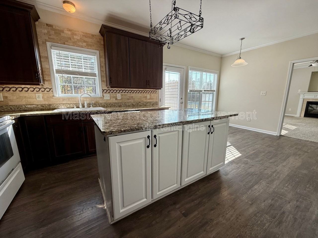 2916 Hayward Ct - Photo 4 of 24