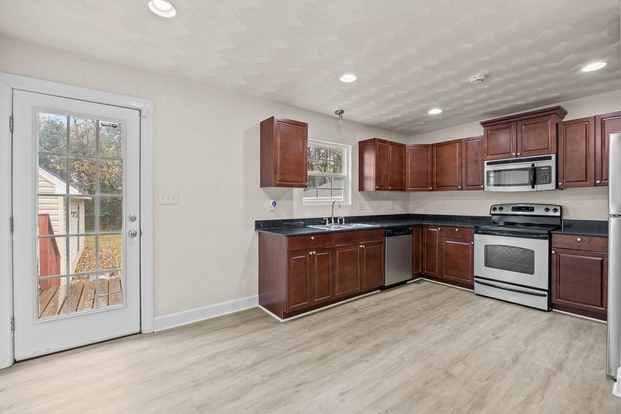 8057 West Glen Road - Photo 3 of 30