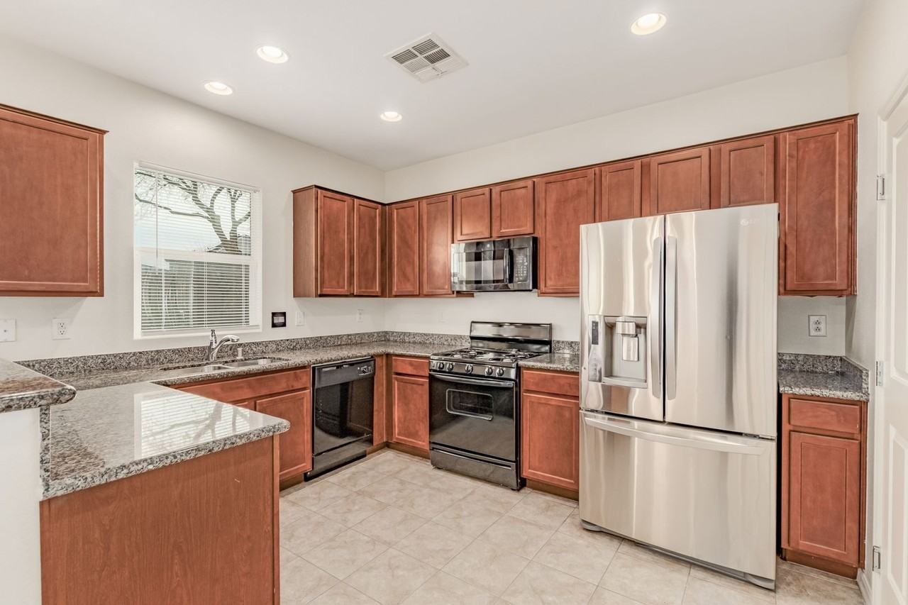 10537 Bandera Mountain Ln - Photo 3 of 28