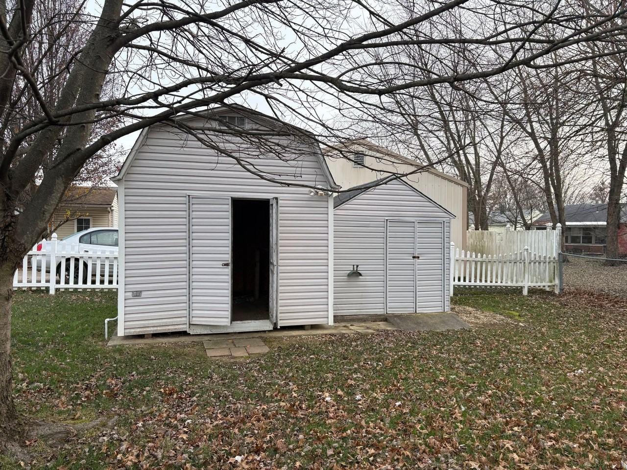 870 Geneva Ave - Photo 5 of 21