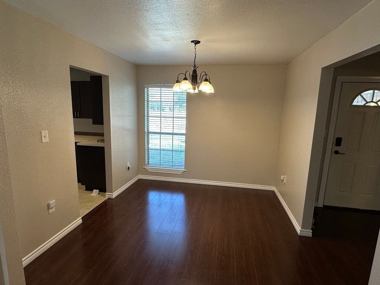 1592 College Pkwy - Photo 4 of 20