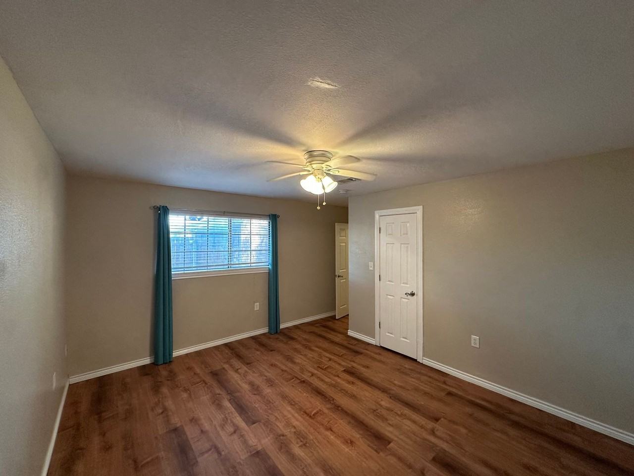 1592 College Pkwy - Photo 5 of 20