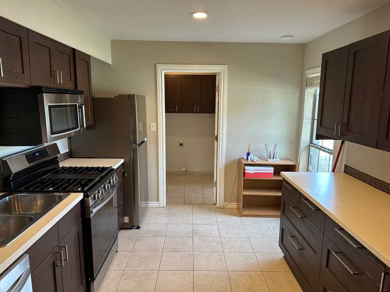 1592 College Pkwy - Photo 7 of 20