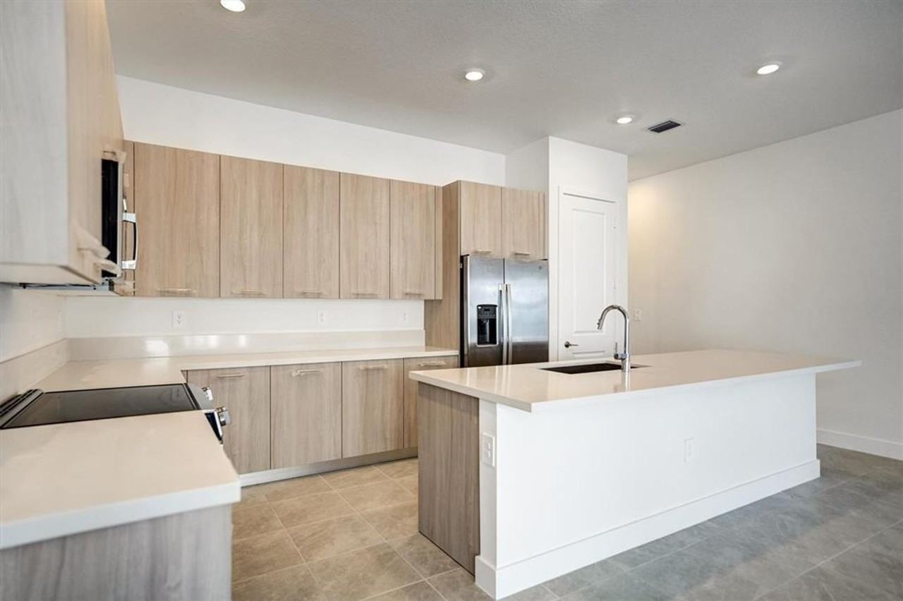 12328 Southwest 43rd Street - Photo 2 of 23