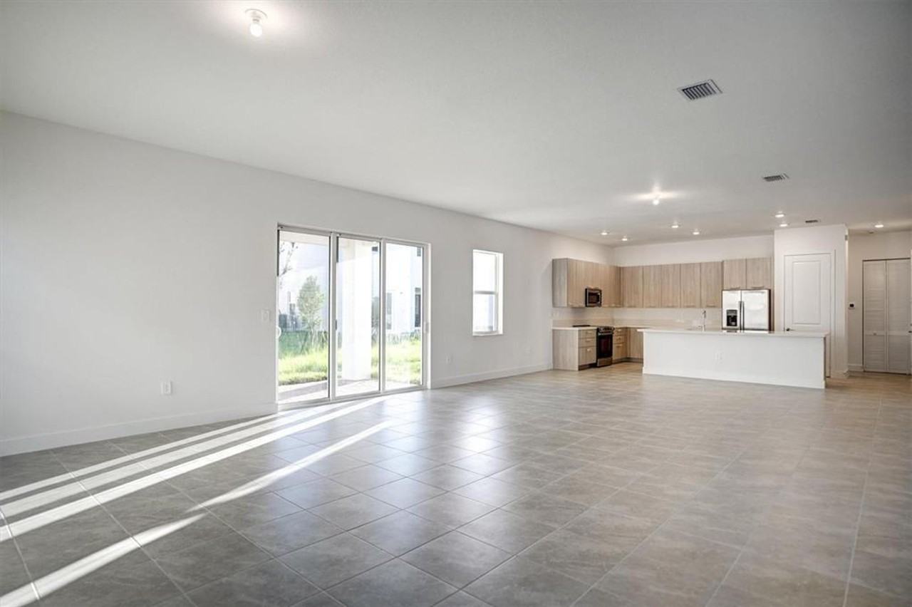 12328 Southwest 43rd Street - Photo 6 of 23