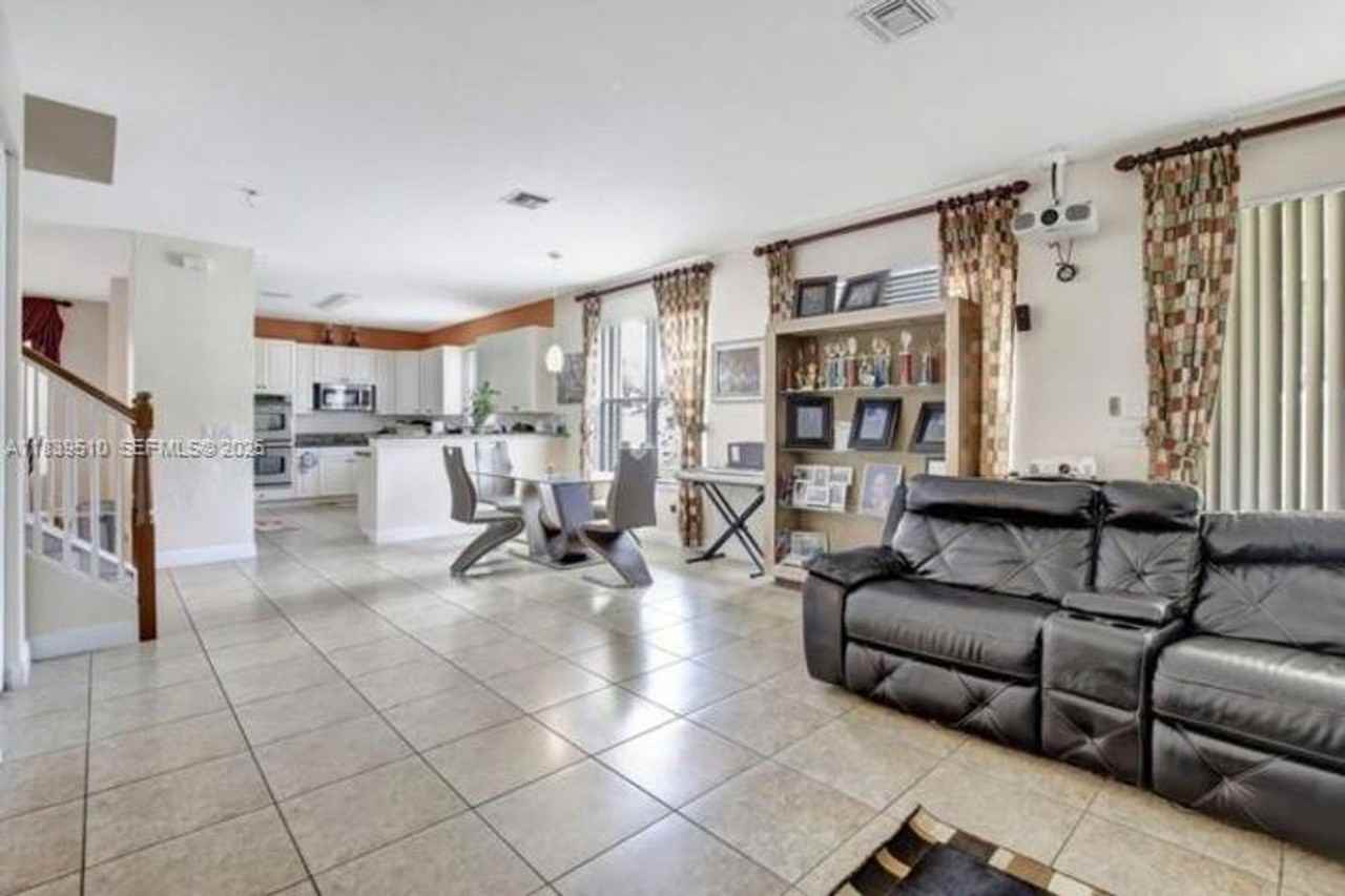 5078 Sw 183rd Ave - Photo 4 of 15