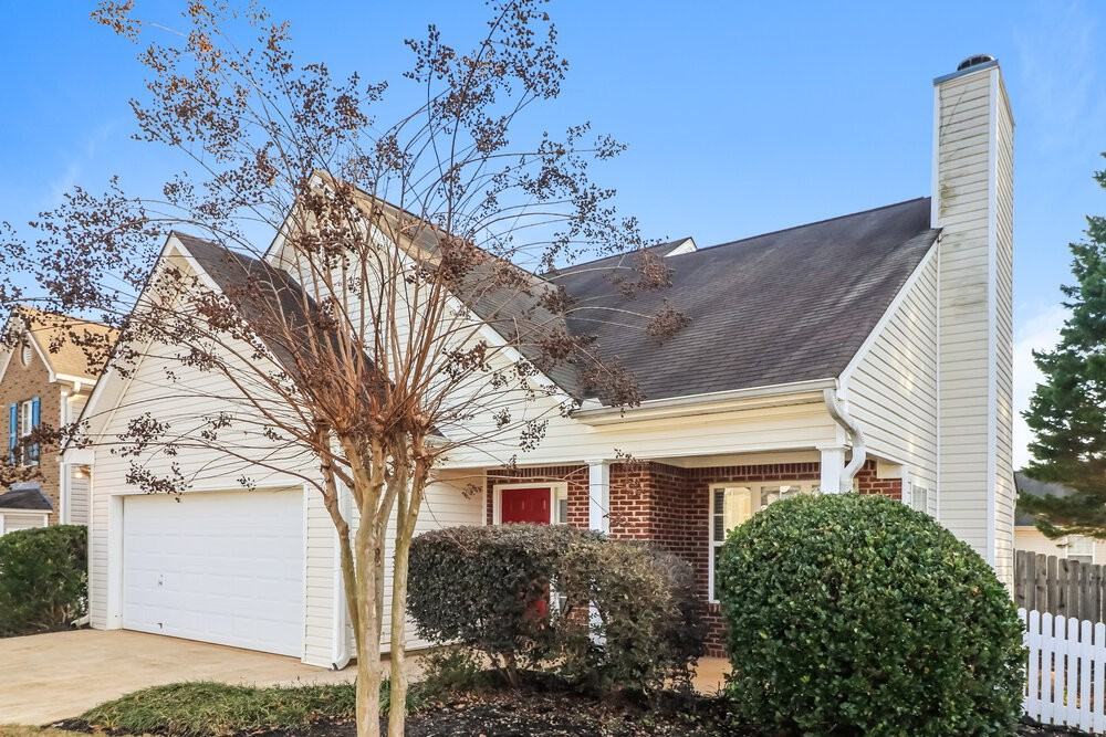 240 Greystone Cir - Photo 4 of 17