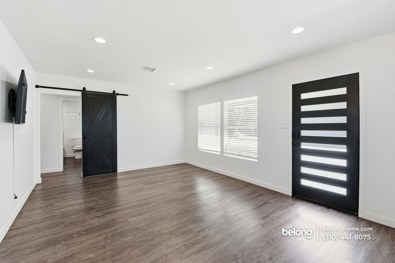 17055 Gault St - Photo 5 of 21