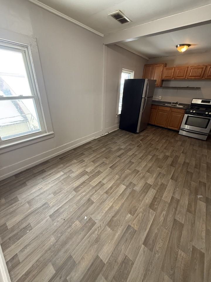239 Hamilton St #4 - Photo 6 of 11