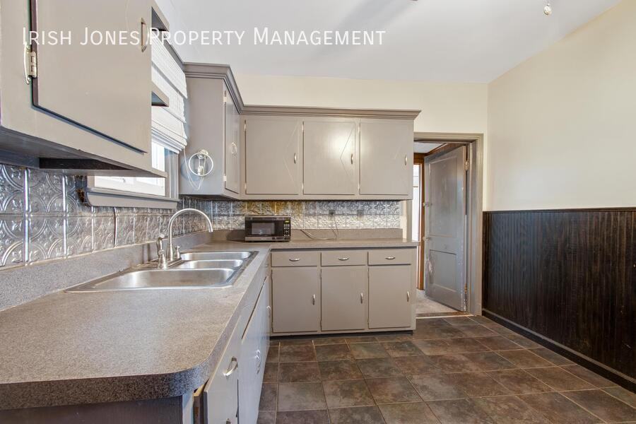 138 Weimar St - Photo 7 of 25