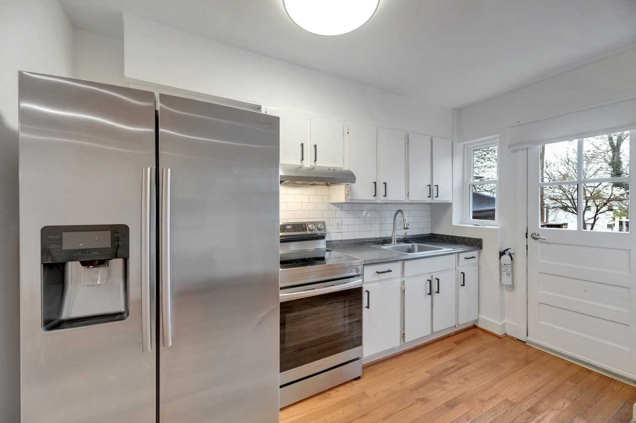 1628 Q St Se - Photo 4 of 28