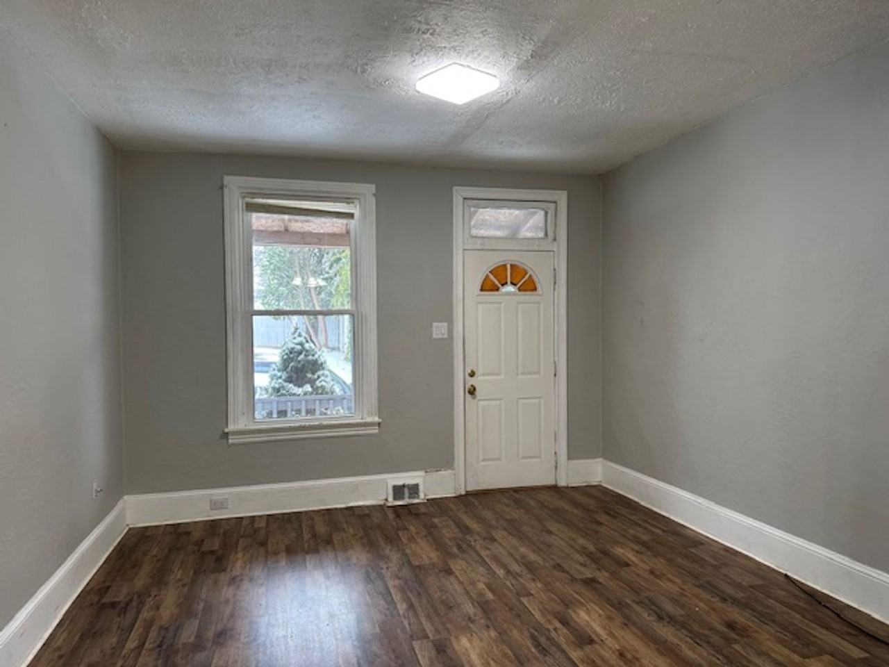 737 Girard St - Photo 3 of 15