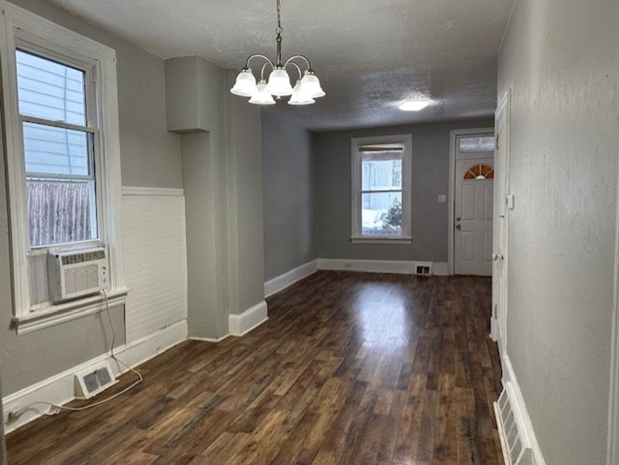 737 Girard St - Photo 5 of 15