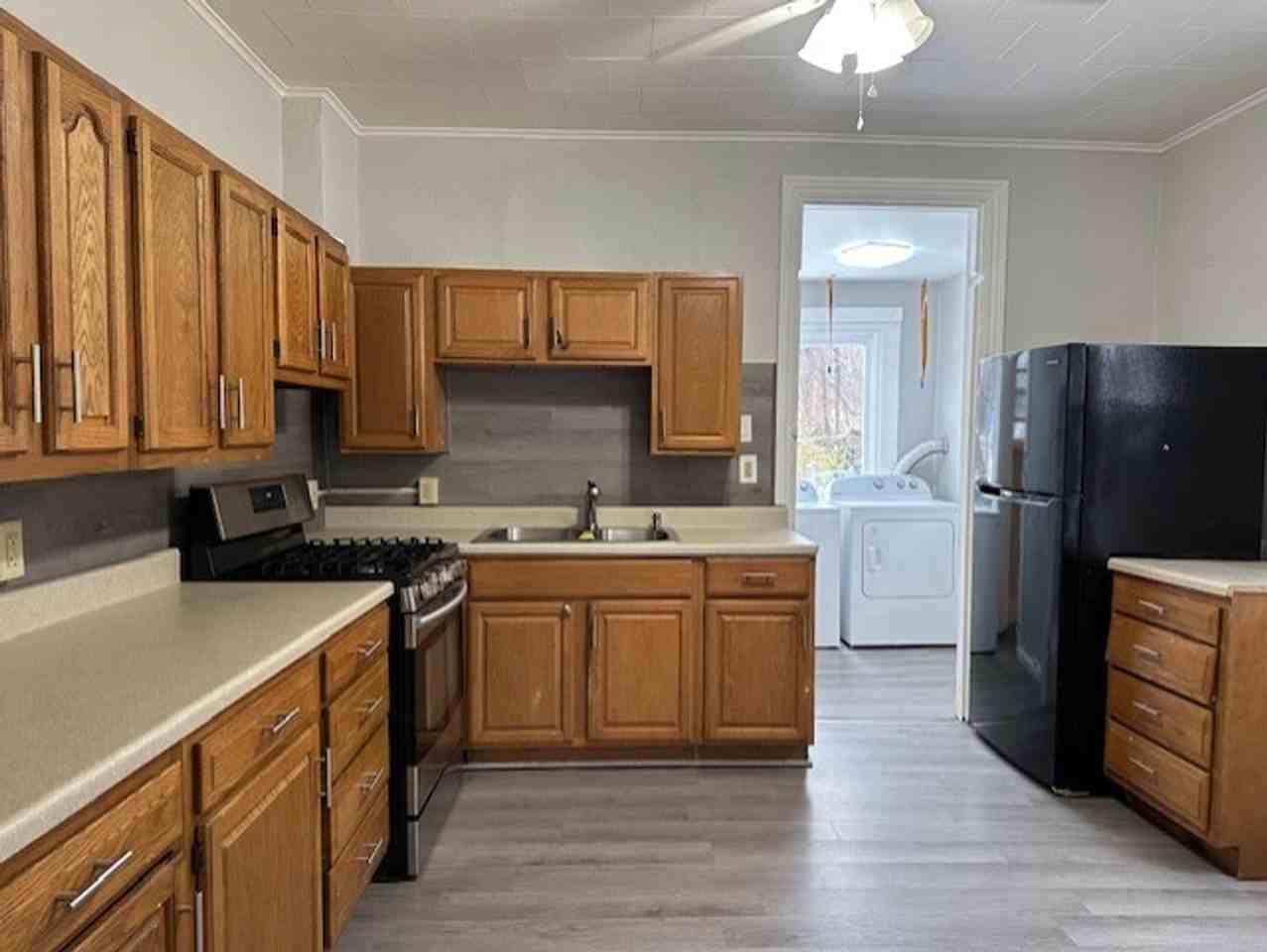 737 Girard St - Photo 6 of 15