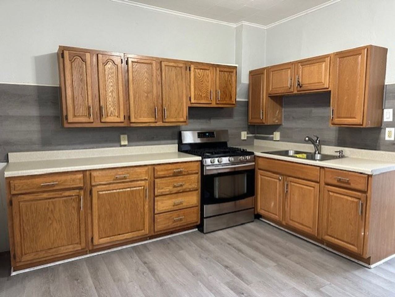 737 Girard St - Photo 7 of 15