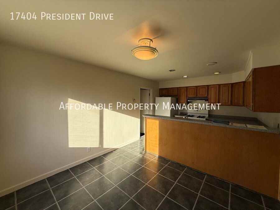 17404 President Drive - Photo 7 of 23