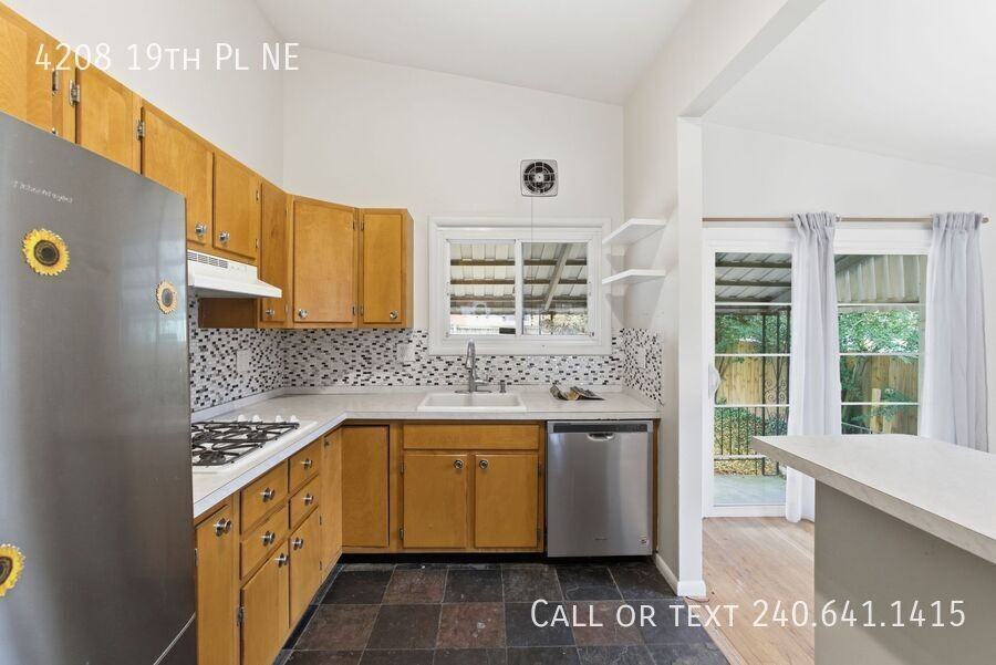 4208 19th Pl Ne - Photo 7 of 33