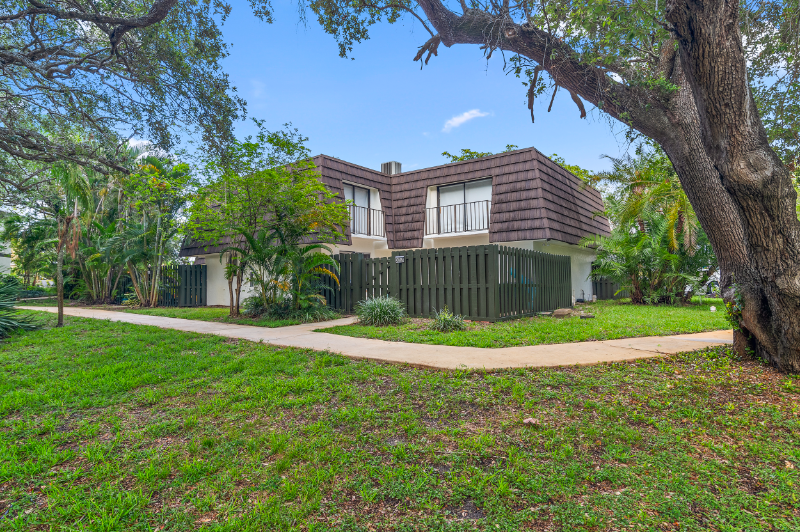 2695 Albatross Road North