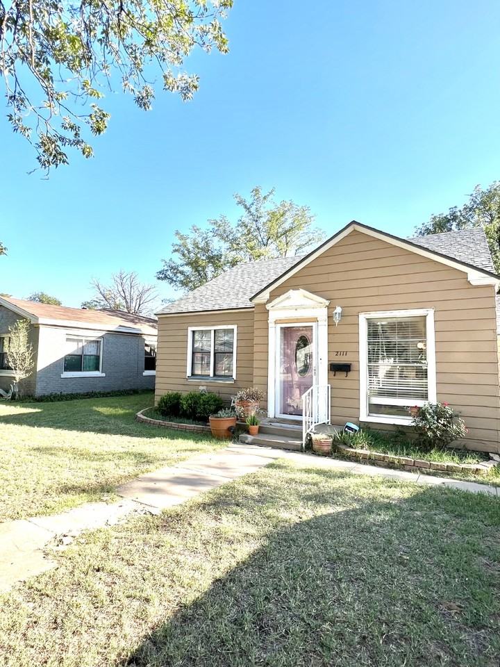 2111 23rd St - Photo 2 of 16