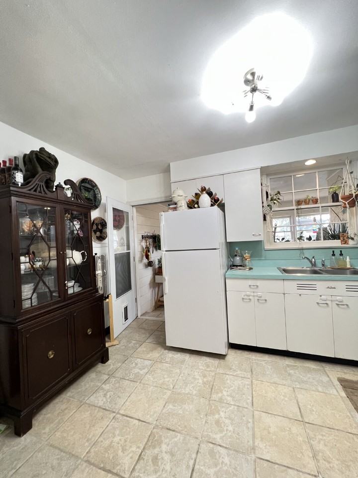 2111 23rd St - Photo 4 of 16