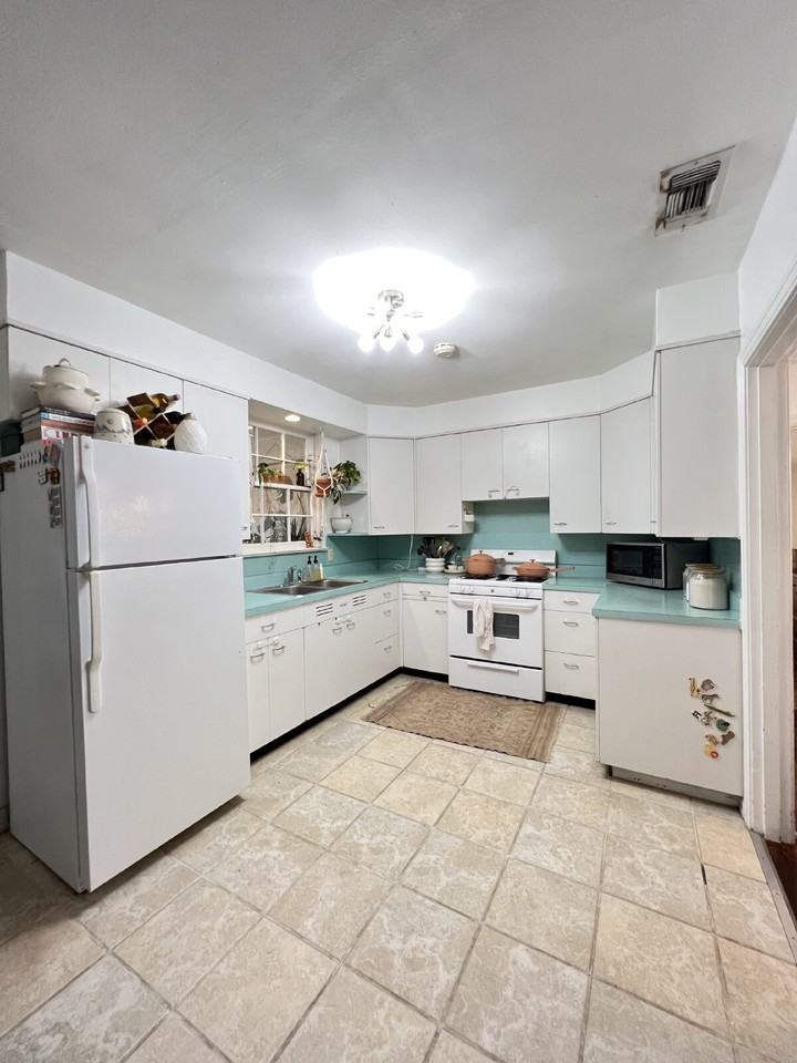 2111 23rd St - Photo 5 of 16