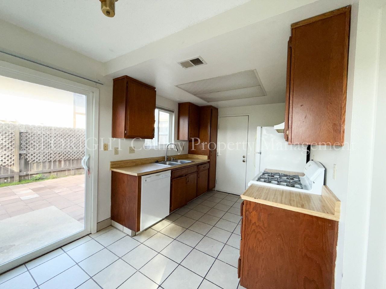 1046 N O St - Photo 4 of 12