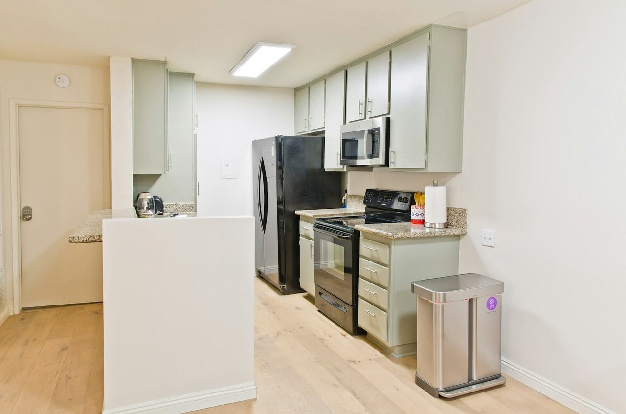 5460 White Oak Avenue, Unit Bedroom en-suite - Photo 4 of 14