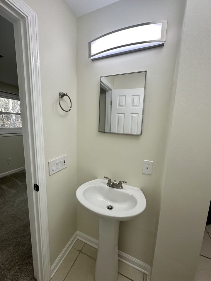 546 Matthew Dr #NA - Photo 5 of 11