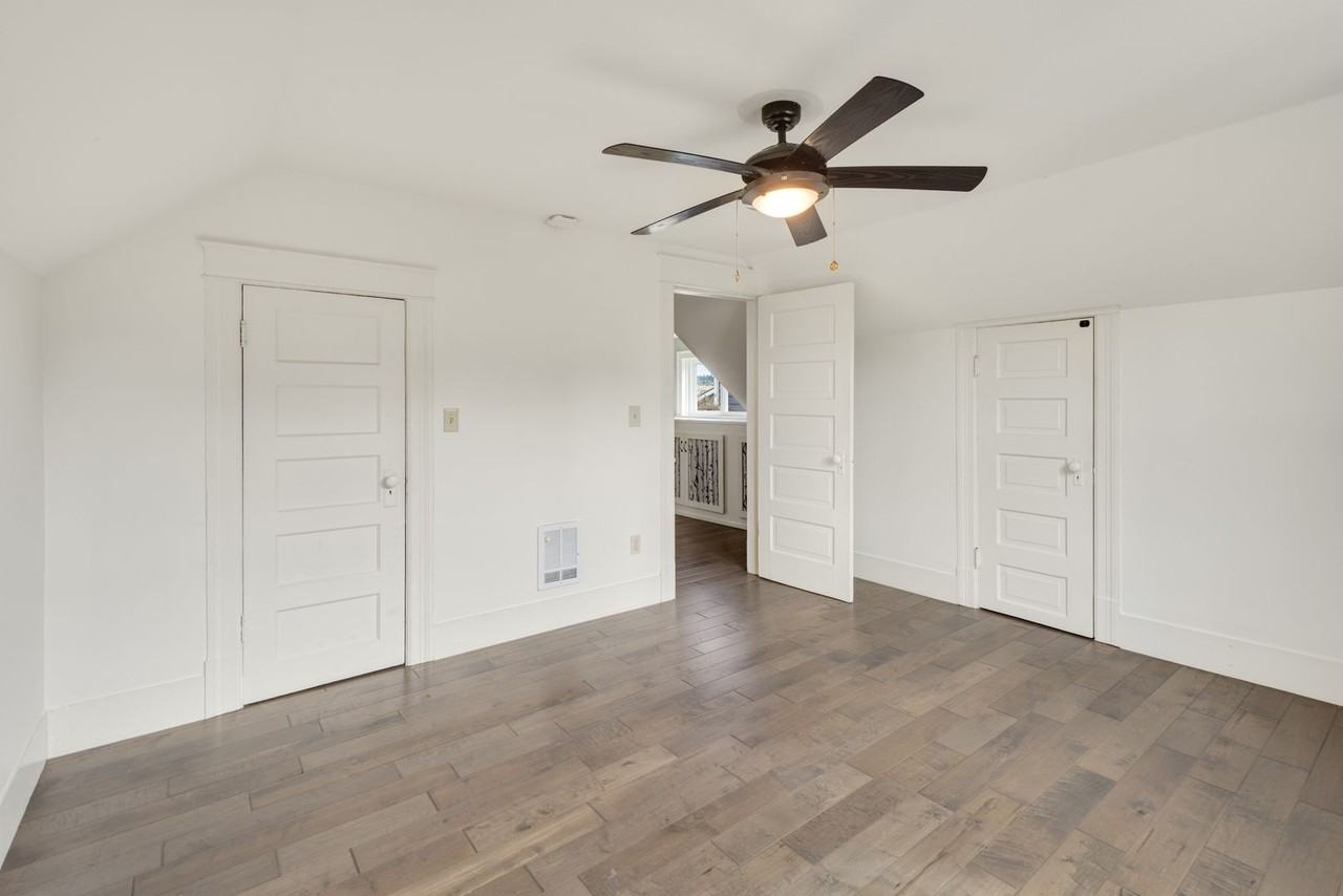 3656 Whitman Avenue North - Photo 4 of 20