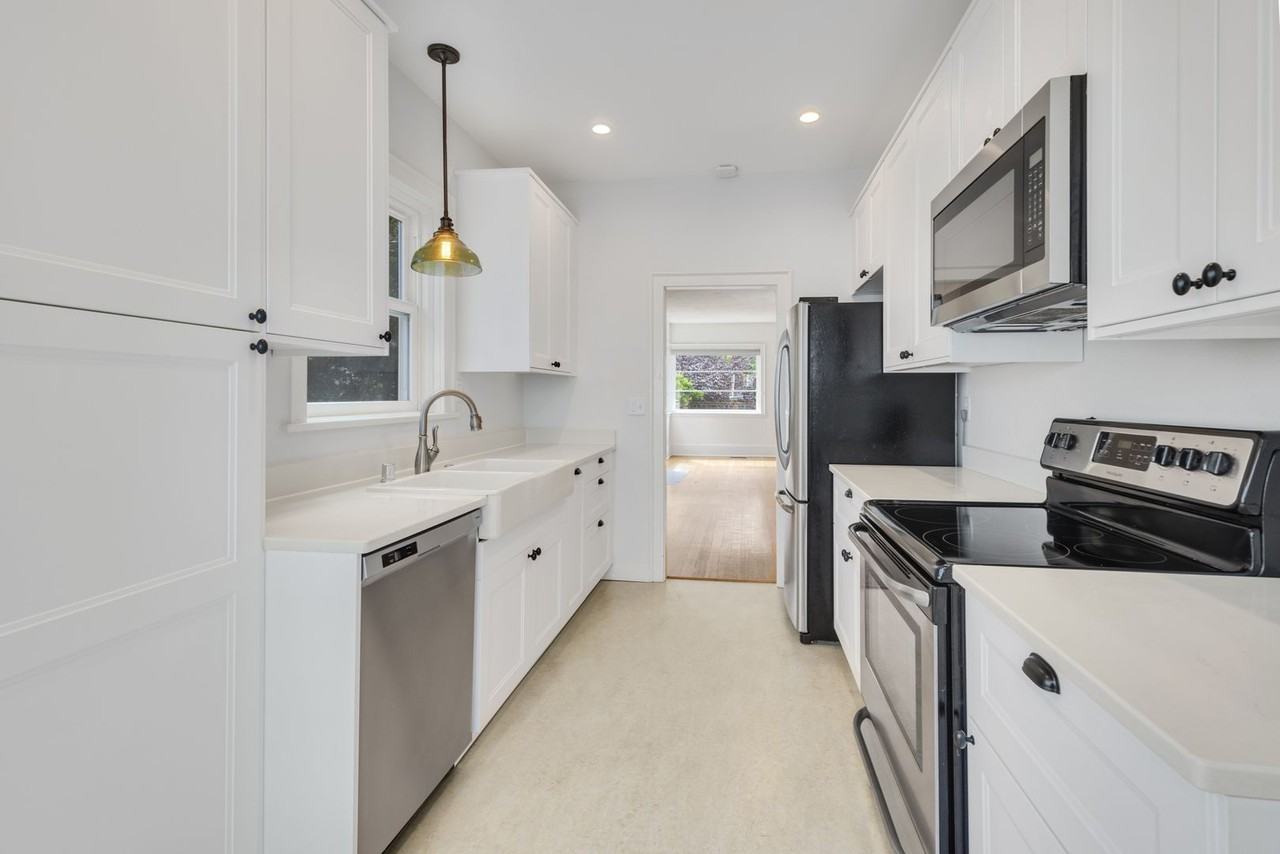 3656 Whitman Avenue North - Photo 6 of 20