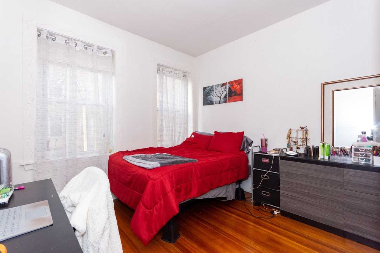 54 Brighton Ave - Photo 5 of 9