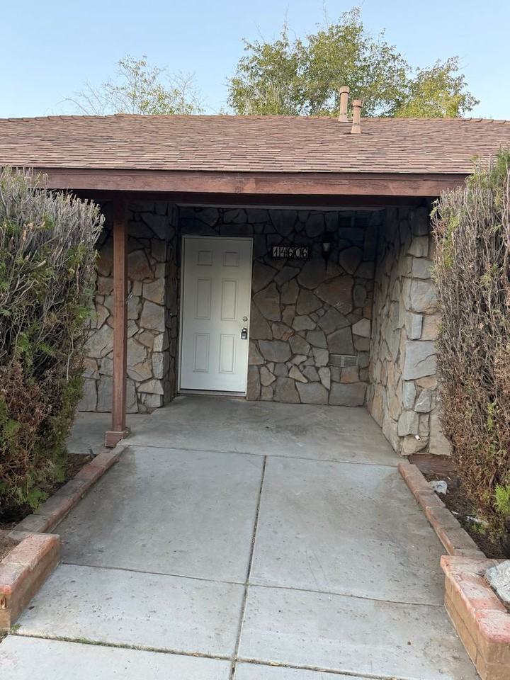 14606 Riverside Street - Photo 2 of 44