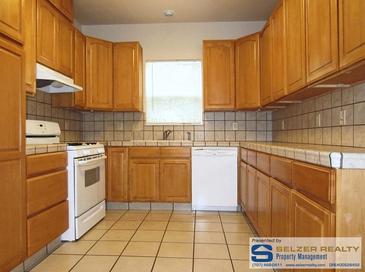 1032 W Standley St - Photo 4 of 7