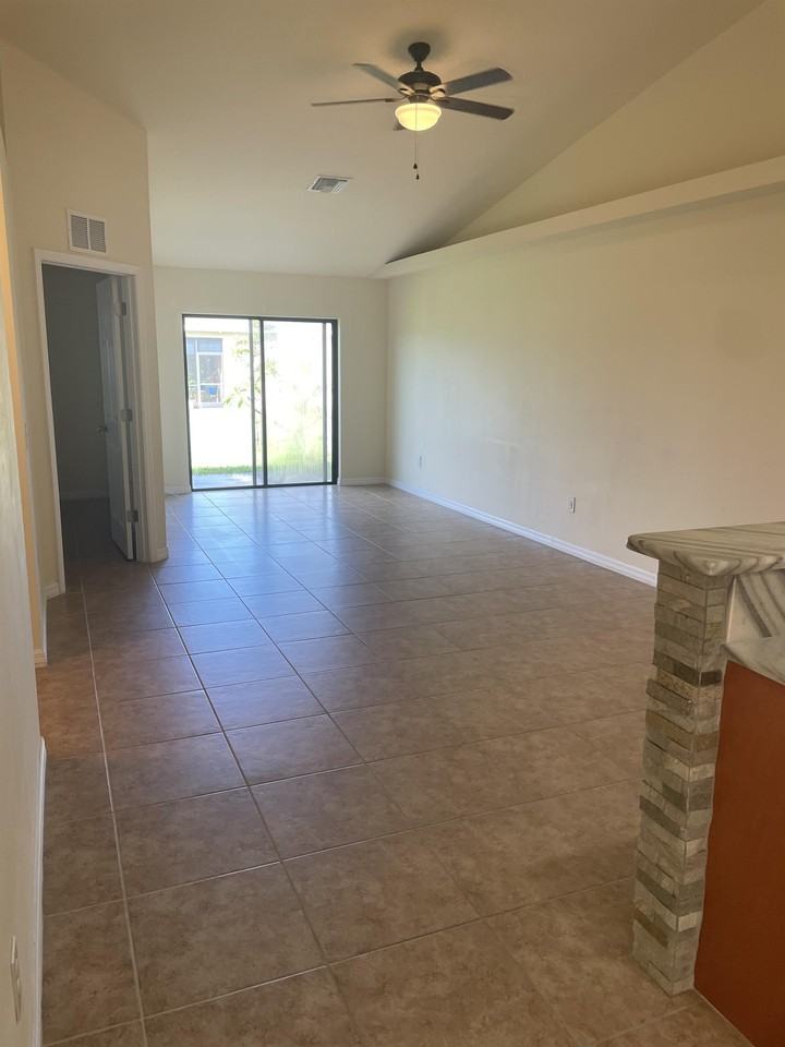 3818 Southwest 16th Place - Photo 7 of 10