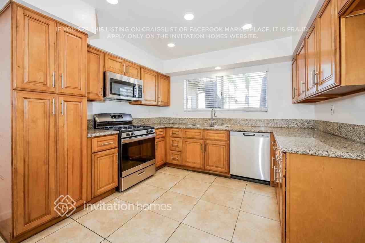 2010 San Benito Street - Photo 5 of 17