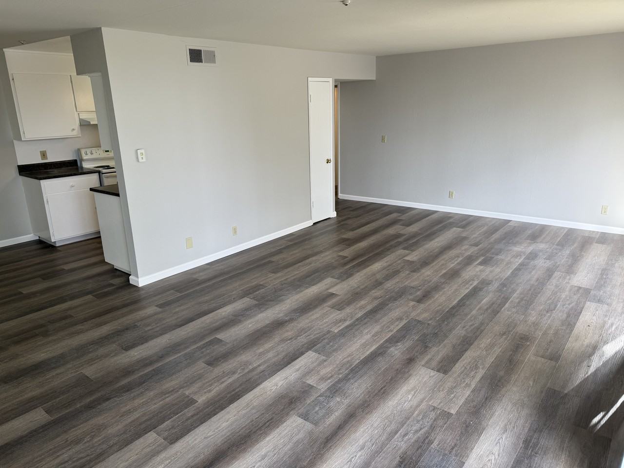 Elliott Apartments - Photo 2 of 11