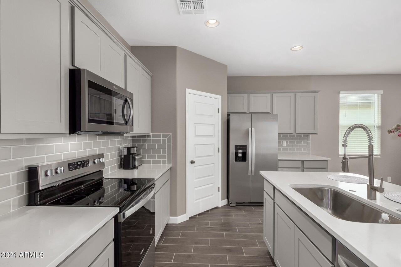 23950 West Hilton Avenue - Photo 4 of 40